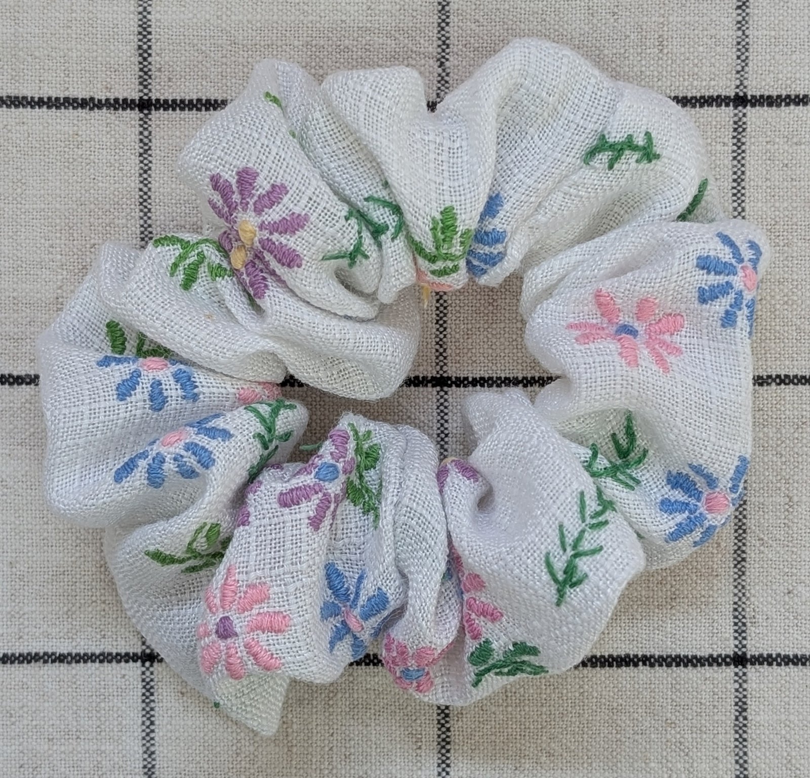 Vintage Embroidered Scrunchie - Daisy