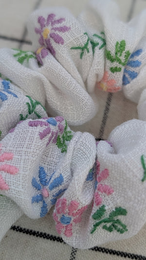 Vintage Embroidered Scrunchie - Daisy